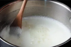 حرارت دادن شیر و نشاسته فرنی با عسل