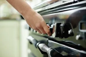 آماده کردن فر برای پخت کیک خیس کاکائویی