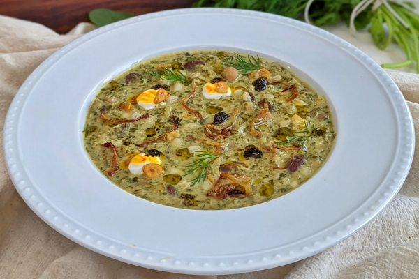 آش جو لعاب دار در بشقاب سرامیکی 