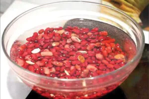 خیساندن لوبیا برای تهیه آش