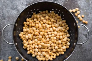 خیساندن نخود برای آش