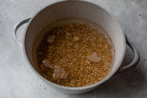 خیس کردن گندم برای سمنو