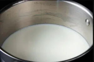 مخلوط کردن شیر و نشاسته فرنی عسل