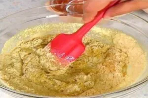 اضافه کردن آرد نخودچی به مخلوط شیرینی نخودچی