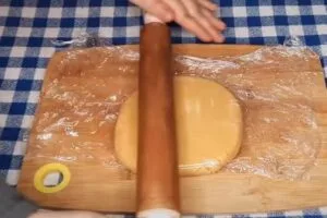 ورز دادن خمیر شیرینی نخودچی