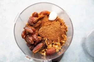 له کردن خرما، گردو و دارچین در تهیه رنگینک با آرد نخودچی