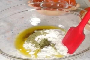 مخلوط کردن گلاب، نمک، شکر و روغن در طرز تهیه شیرینی نخودچی