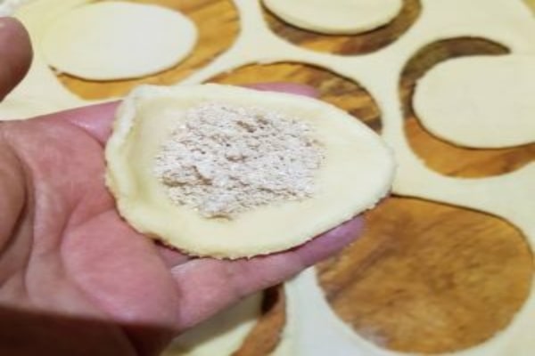 قالب زدن خمیر قطاب تهیه شده با شیر