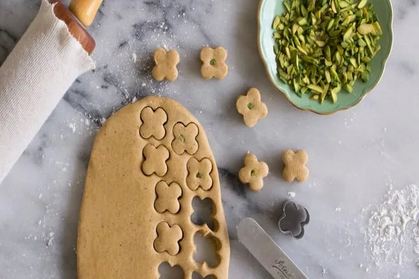 قالب زدن خمیر شیرینی نخودچی 