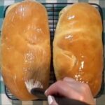 کره مالیدن روی نان پخته شده