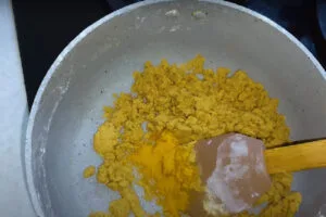 اضافه کردن زردچوبه به ترکیب آرد برای کاچی