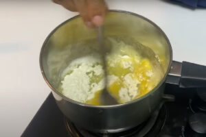 حل کردن آرد در روغن برای کاچی