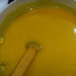 اضافه کردن هل و گلاب به کاچی زعفرانی