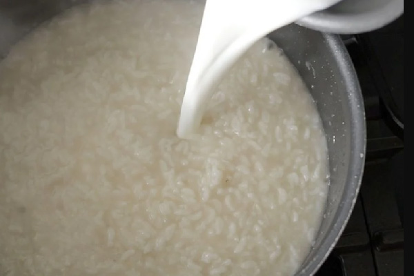 اضافه کردن شیر به برنج برای تهیه فرنی با نمک