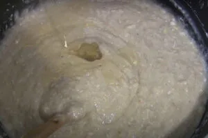 اضافه کردن روغن به حلیم گندم با گوشت مرغ