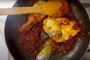 اضافه کردن رب آلو برای طرز تهیه خورشت مرغ و آلو
