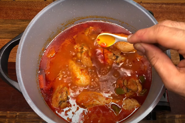 اضافه کردن زعفران برای تهیه مرغ خورشت آبدار