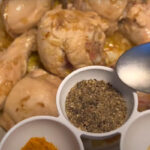 اضافه کردن ادویه جات برای پخت خورشت مرغ