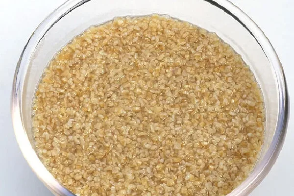 خیساندن بلغور برای تهیه حلیم با گوشت بوقلمون
