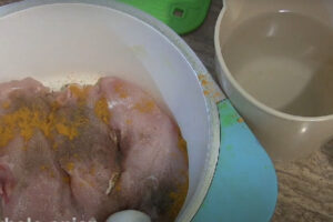 پختن مرغ برای حلیم گندم با مرغ