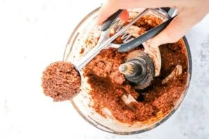 له کردن خرما در طرز تهیه رنگینک با آرد نخودچی