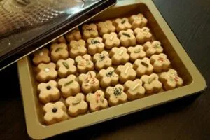 تزئین شیرینی نخودچی