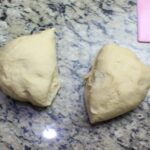 ورز دادن و نصف کردن خمیر نان کره ای