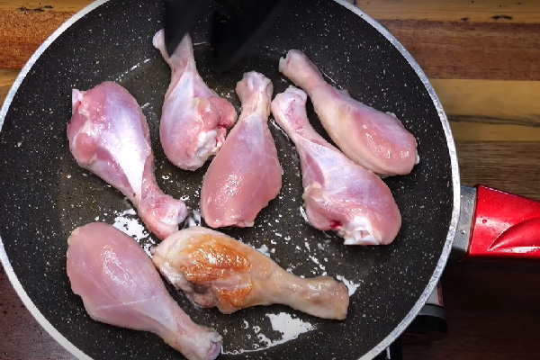 سرخ کردن مرغ برای تهیه خورشت مرغ آبدار