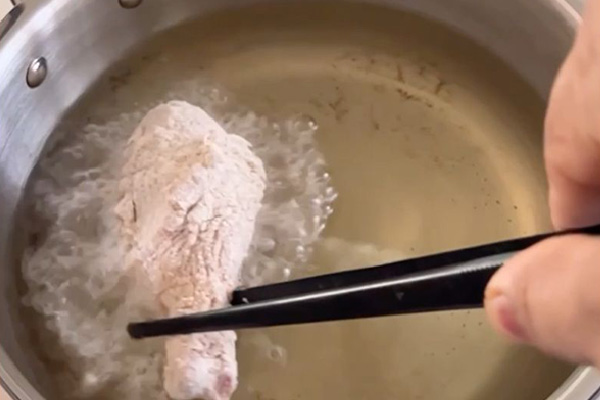 سرخ کردن مرغ سوخاری در قابلمه