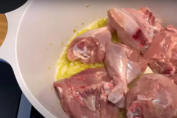 سرخ کردن مرغ برای تهیه خورشت مرغ