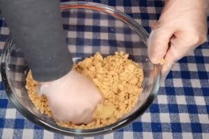 ورز دادن خمیر شیرینی نخودچی