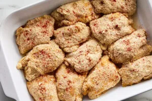 مرغ آماده شده برای تهیه مرغ سوخاری با پودر سوخاری