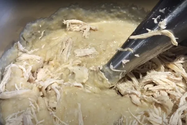 مخلوط کردن پوره بلغور گندم و گوشت بوقلمون برای تهیه حلیم بوقلمون