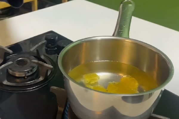 حل شدن نبات در آب برای تهیه کاچی 