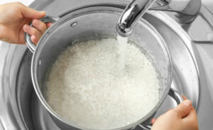 خیساندن برنج برای تهیه استانبولی