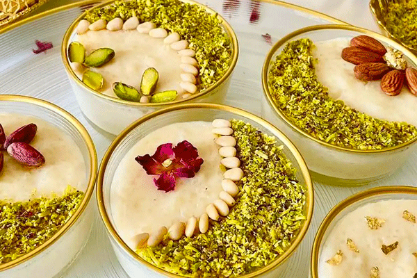 تزیین فرنی با پودر پسته 