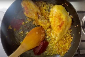 اضافه کردن رب گوجه به خورشت مرغ و آلو