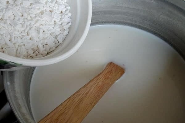 اضافه کردن نشاسته به شیر در طرز تهیه مشکوفی با شیر