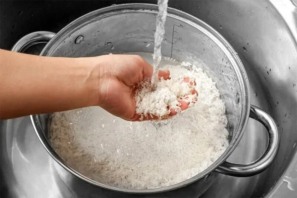 خیس کردن برنج در طرز تهیه نان برنجی شمالی