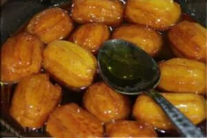 انداختن بامیه‌ها در شربت