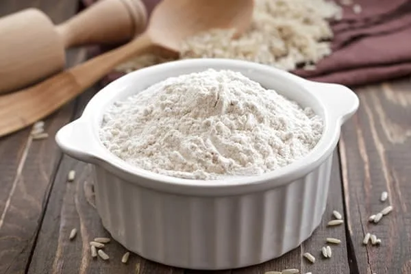 اضافه کردن آرد به برنج پخته در طرز تهیه نان برنجی شمالی