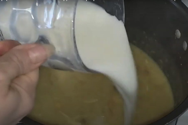 اضافه کردن شیر به سوپ شیر و قارچ