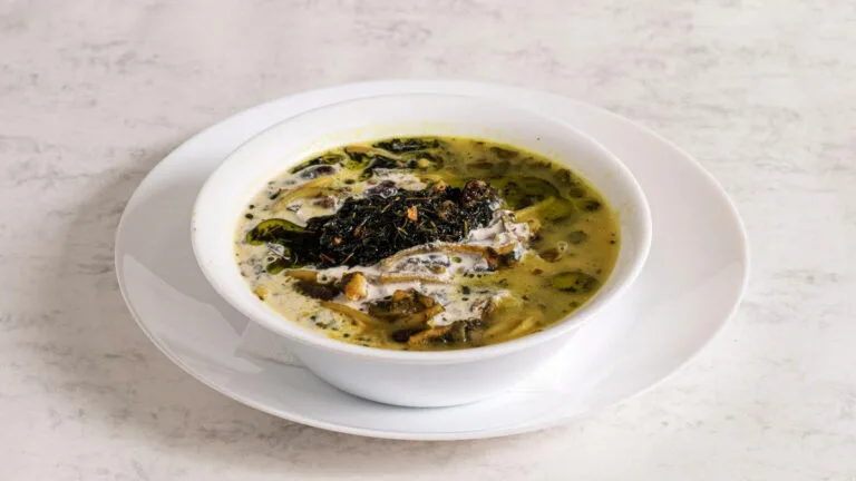 طرز تهیه آش رشته با ماست