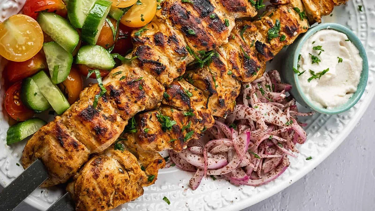 طرز تهیه کباب کوبیده مرغ سیخی روی ذغال