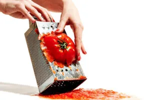 رنده کردن گوجه آش گوجه