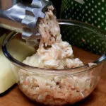 چرخ کردن مرغ برای کباب کوبیده