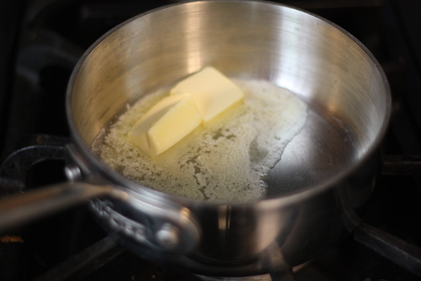 آب کردن کرده و روغن برای تهیه کاچی با آرد سفید