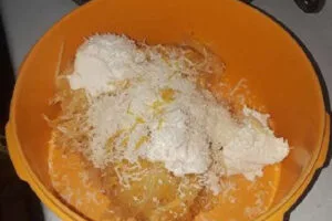 مخلوط کردن مواد کوکو برای تهیه مایه کوکو سیب زمینی