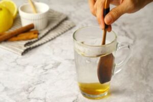 حل کردن عسل در آب‌جوش در طرز تهیه شیرینی زبان با خمیر یوفکا