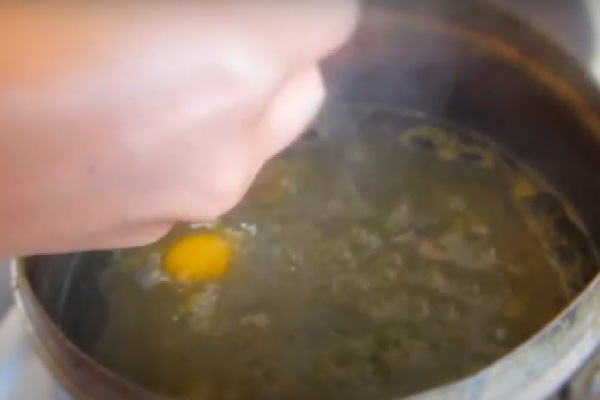 اضافه کردن تخم مرغ به خورشت گوجه سبز